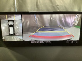 狭い場所での駐車やすれ違いなどでより的確な運転操作に役立つ360&deg;ビューモニターが装備されています。