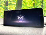 【10.25インチマツダコネクト】車内の雰囲気にマッチした大型ディスプレイ。スマホ接続でのナビ使用やBluetooth再生等、様々な機能が楽しめます。直感的なダイヤル操作が可能で、使い勝手も良好です。