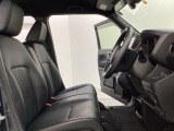 座面も厚みがあり背もたれも高く、広い足元にゆったり座れるシートです。運転席と助手席の間が空いている為、助手席側への移動がスムーズです。交通量の多い道でも助手席側から乗り降りができます。