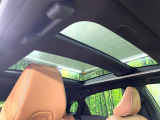 【ガラスルーフ】ガラスルーフ搭載で車内の解放感が一気にアップ!開放的なドライブをお楽しみいただけます。