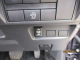 アイドリングストップ機能付です。特別な操作をしなくても、普段通りの運転をするだけで、エコドライブができる機能です。OFFボタンがありますので、必要に応じて使い分けてください。