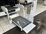 リモコン付き電動スイングアームリフトです。