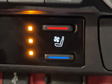 【シートベンチレーション】夏場は涼しい風でお尻や背中の熱やムレを防ぎ、冬はエアコンよりも早く温まります。レザーシートにうれしい装備で、季節を問わず快適に過ごせます。