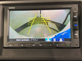 リバースギアに入れるだけで後方の表示へ切り替わります。夜間や雨の日の駐車も楽になりますよ。