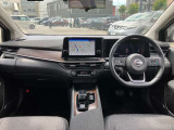 すっきりした運転席周りにはナビやエアコンの操作パネルを設置しておりますので、お一人での運転でもご安心できます。
