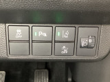 ハンドルの右側にはヘットライトリベライザーとHondaセンシング用のメインスイッチがついています。ヘッドライトリベライザーは道路状況や積荷の加重に応じてライトの高さを調節できます。