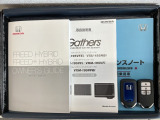 スマートキーは鍵をバッグに入れたままでもドアロックの開閉やエンジンのON・OFFができます。夜間や雨の日も鍵を探さなくて良いので便利です。