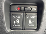【両側パワースライドドア】スマートキーや運転席のスイッチで後席両側スライドドアの開閉が可能♪電動だから力を入れてドアを開ける必要が無く、小さなお子様でも簡単に開け閉めでき快適です♪