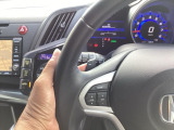 マニュアル車のような感覚で、ワインディングロードでも車を操れるパドルシフト付きです。長い下り坂でのエンジンブレーキや、高速道路の合流の際の加速も思いのままに操ることができ楽しめます