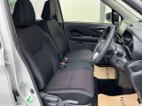 運転席まわりです。実際に座ってみて、乗り心地を体験してみてください。