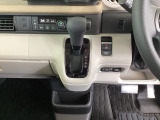 足元スッキリ、インパネシフトです。パーキングブレーキは電子制御パーキングブレーキタイプなので、運転席と助手席の間がスッキリしています。
