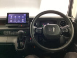 ホンダ純正メモリーナビ搭載なので、遠方へのドライブもお任せ下さい!ステアリング左手側にオーディオ関連のコントロールスイッチを配置しています。操作時は視線を逸らすことなく運転に集中できます