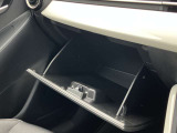 大型のグローブボックスは車検証など大きな物もすっぽりと収まるサイズとなっております。