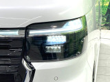 【LEDヘッドライト】悪天候や夜間走行時も良好な視界を確保し安心して運転できる高輝度LEDヘッドライトを装備!点灯速度が早く、消費電力も抑えられています。