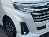 【LEDヘッドライト】悪天候や夜間走行時も良好な視界を確保し安心して運転できる高輝度LEDヘッドライトを装備!点灯速度が早く、消費電力も抑えられています。
