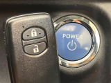 【スマートキー】カバンやポケットに入れたままでもドアの施錠・解錠が可能なスマートキーを装備。エンジンのオン・オフ時もカギを取り出す必要が無いからとっても便利です♪