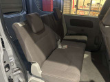 運転席側2列目です。大人の人でもゆったり座れるスペースがございます!
