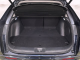 ラゲッジも広く使いやすいトランクは、開口部も広く荷物の積み下ろしもしやすいお車となっております。リアシートの背もたれは6:4の割合で分割して可倒できます。