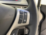 ハンドル右側にはクルーズコントロールのスイッチが装備され運転中の操作も安心して行えます。