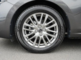 標準装備の純正16インチアルミホイール。タイヤサイズは185/60R16です。