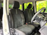 運転席まわりには十分なスペースがあり、大柄な方でもゆったり運転していただける環境です。