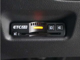 ◆ETC2.0装着◆進化したドライブ体験。料金収受システムだけだったETCが生まれ変わって、高速道路を賢く使うETC2.0に進化しました。多彩な情報サービスが便利で快適なドライブ体験を提供します。