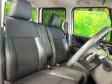 運転席まわりには十分なスペースがあり、大柄な方でもゆったり運転していただける環境です。