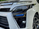 【LEDヘッドライト】悪天候や夜間走行時も良好な視界を確保し安心して運転できる高輝度LEDヘッドライトを装備!点灯速度が早く、消費電力も抑えられています。