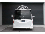 こちらのお車にはKUHLオリジナルのリアディフューザーを装着しております!薄型のフラップタイプですので、走行時気にせず運転頂けるのが特徴です!