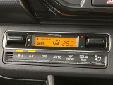 【オートエアコン】一度お好みの温度に設定すれば、車内の温度を検知し風量や温度を自動で調整。暑い&hellip;寒い&hellip;と何度もスイッチ操作をする必要はありません。快適な車内空間には必須の機能ですね♪
