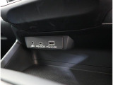 エアコンのスイッチの下には、充電にも使用できるナビ接続用USB端子があります。AUX端子にオーディオプレーヤーが接続できます。