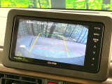 【バックカメラ】駐車時に後方がリアルタイム映像で確認できます。大型商業施設や立体駐車場での駐車時や、夜間のバック時に大活躍!運転スキルに関わらず、今や必須となった装備のひとつです!