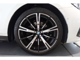 【BMWアロイホイール】軽量かつ強度に拘ったアロイホイール。走行性能ポテンシャルを引き出す設計。タイヤのサイドウォールが強化されたランフラットタイヤは、パンク時にタイヤがつぶれてもリムから外れません。