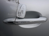 【キーレスエントリー】バッグやポケットからキーを取り出すことなく車にアクセスして、ロックとアラームを設定できます。 毎日の利便性をさらに高める機能です。