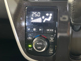 【オートエアコン】一度お好みの温度に設定すれば、車内の温度を検知し風量や温度を自動で調整。暑い&hellip;寒い&hellip;と何度もスイッチ操作をする必要はありません。快適な車内空間には必須の機能ですね♪