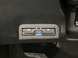 ハンドルの右側にはヘッドライトレベライザーとHondaセンシング用のメインスイッチがついています。ヘッドライトレベライザーは道路状況や積荷の加重に応じてライトの高さを調節できます。