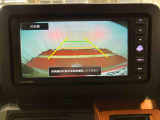 【バックカメラ】 駐車時に車両後方の様子を見ることができるので、運転の不安を軽くします。