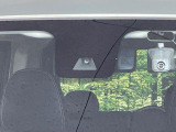 【三菱e-Assist】走行中に前方の車両等を認識し、衝突しそうな時は警報とブレーキで衝突回避と被害軽減をアシスト。より安全にドライブをお楽しみいただけます。