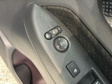 狭い駐車場で便利な電動格納ドアミラーが付いています。