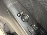 狭い駐車場で便利な電動格納ドアミラーが付いています。