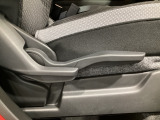 運転席にはドライバーの体型や好みに応じて前後方向だけでなく、高さの調整ができるシートリフターを装備!