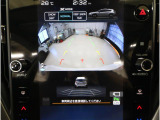 後方映像を11.6インチディスプレイに表示し、ステアリング連動ガイドラインが駐車をサポート。さらに後退時はリヤ4センサーが障害物を検知し、必要に応じてブレーキが作動します。