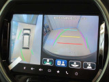 全方位モニター付きです。車両を上から見たような映像をナビゲーション画面に表示。運転席からの目視だけでは見にくい、車両周辺の状況をリアルタイムでしっかり確認できます。