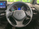 インテリアに合わせたデザインのステアリングは、運転される方のことも考え、運転しやすい形状、大きさです。是非一度、実際に触ってお確かめください。