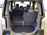 後席は分割可倒式で、用途に合わせてアレンジ可能。荷物の量や乗車人数に応じて柔軟に使える便利なシートです。