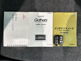 スマートキーは鍵をバッグに入れたままでもドアロックの開閉やエンジンのON・OFFができます。夜間や雨の日も鍵を探さなくて良いので便利です。
