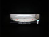 ■人気のフロントビューモニター装備。フロントグリルのカメラ映像をマルチファンクションディスプレイに表示。自車の前方の様子が確認可能です。見通しの悪い交差点や駐車・発進時などの前方確認をサポートします。