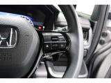 Hondaセンシングの機能のひとつ、アダプティブクルーズコントロール付!アクセルから足を離しても設定したスピードと前車との車間を保ち走行してくれます!車線維持もアシスト☆高速道路で疲労軽減ですね☆