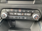 温度の設定のみで快適な風量やモードなどを自動調整してくれるフルオートエアコンを装備!