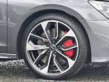 Audiは多様なホイールデザインを提供しており、スポークの形状やサイズ、仕上げ(ポリッシュド、マット、ブラックなど)によって選択肢が豊富です。